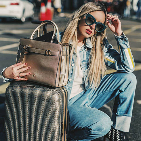 mysamsonite London calling! Fashion influencer @camilacarril ready to take on the #LFW with our Cosmolite 10 years Gold Silver suitcase. #SamsonitexLondon